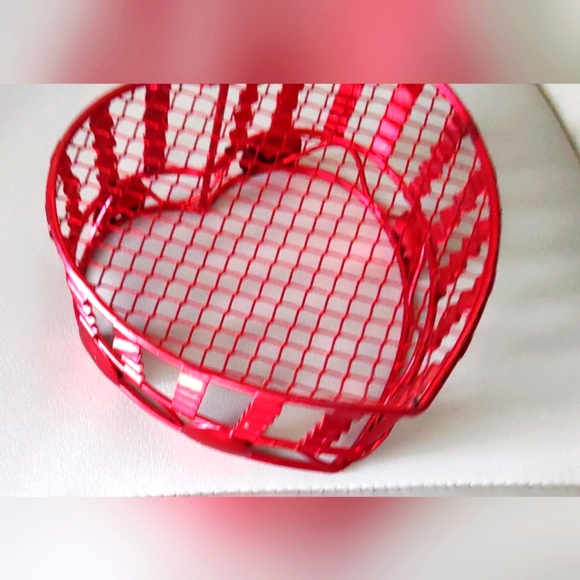 Heart shaped wire basket - Picture 2 of 4